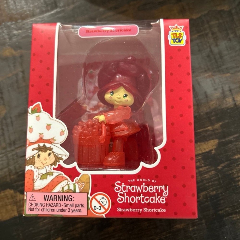 New in box! The World of strawberry shortcake Rare Strawberry Shortcake CheeBee!